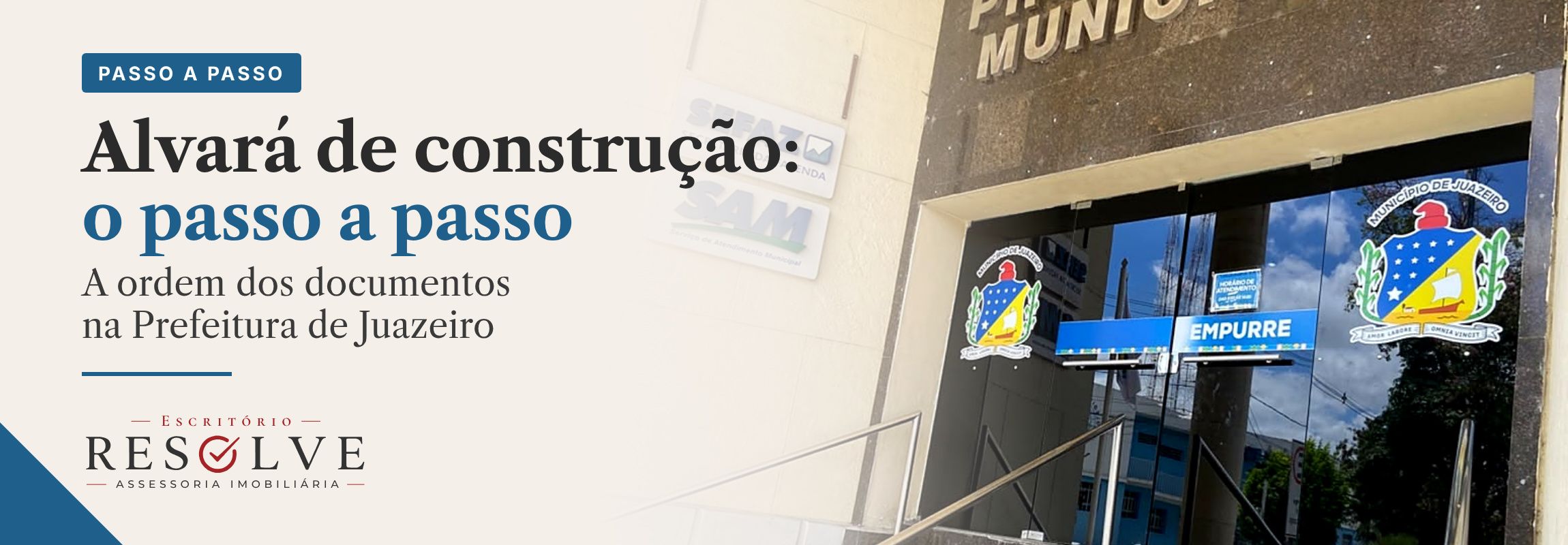 Arte com o selo Passo a passo e o título Alvará de construção: o passo a passo, sobre foto da fachada da Prefeitura Municipal