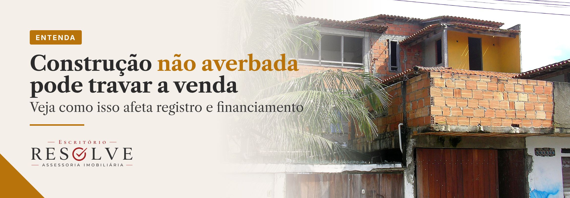 Arte com o selo Entenda e o título “Construção não averbada pode travar a venda”, ao lado da foto de uma casa de tijolos em obra.