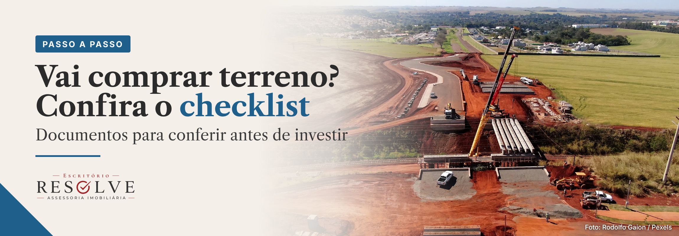 Terreno em área de desenvolvimento urbano representando análise de matrícula, débitos e viabilidade antes de construir.