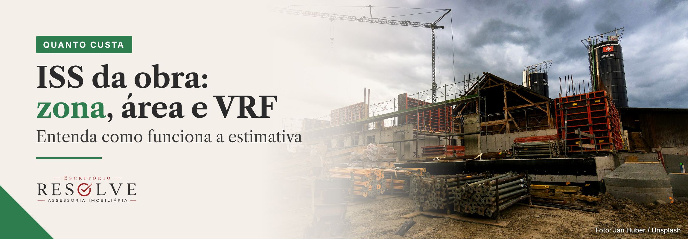 Canteiro de obras com estruturas em execução e título sobre a estimativa do ISS por zona, área e VRF de 2026.