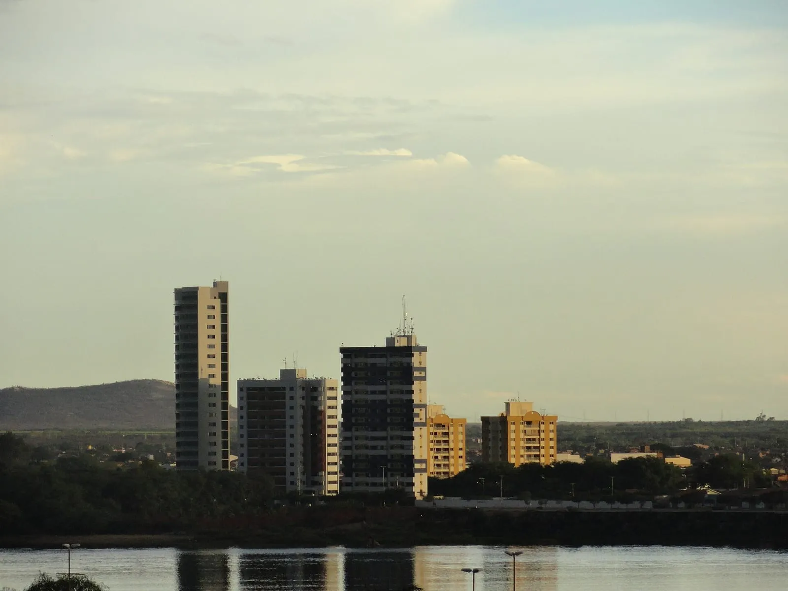 Prédios de Juazeiro vistos do outro lado do Rio São Francisco