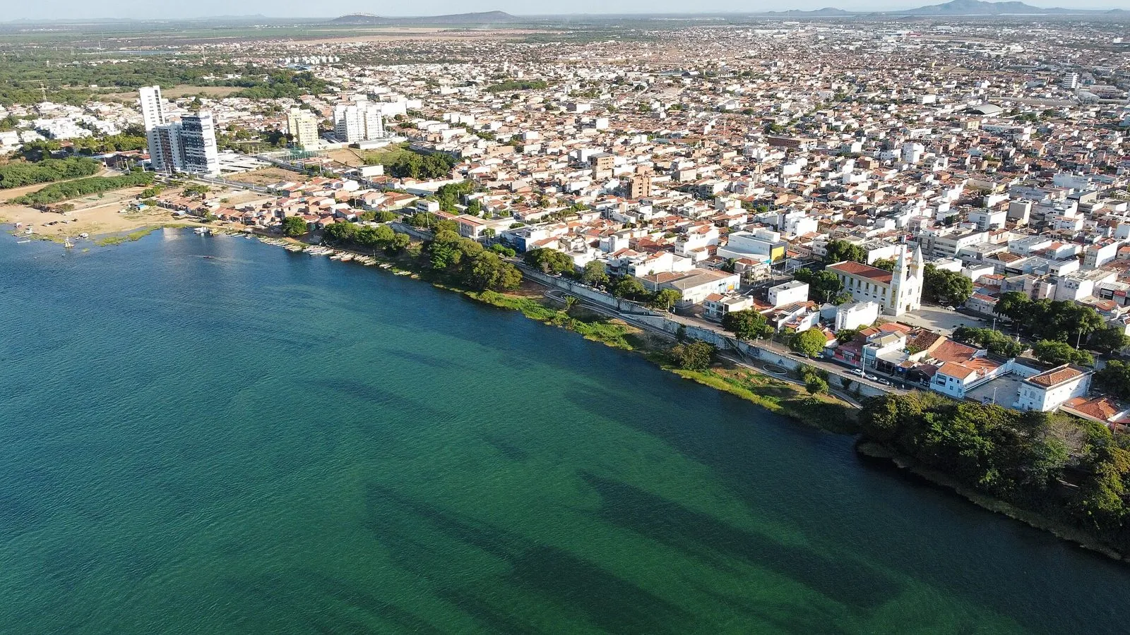 Vista aérea da orla de Juazeiro, às margens do Rio São Francisco