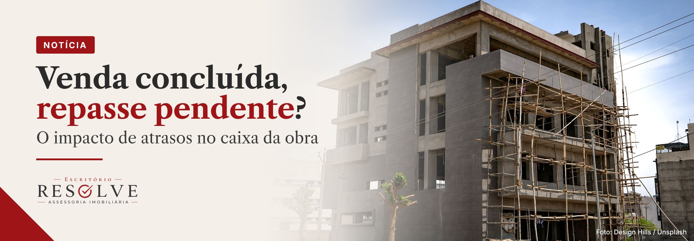 Estrutura de prédio de concreto em obra, cercada por andaimes, acompanha notícia sobre atrasos nos repasses de financiamentos e seus impactos no caixa das construtoras.